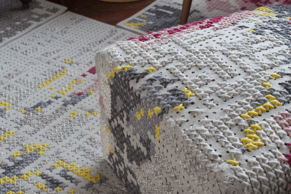 Gan Rugs Canevas Pouf Flowers Natural