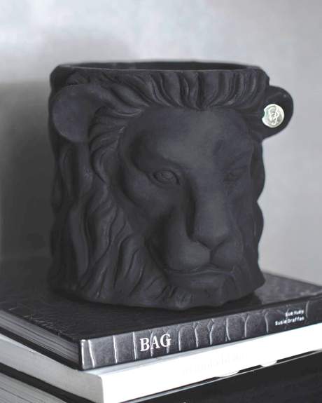 Garden Glory Lion Pot Small Black