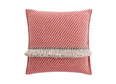 Gan Rugs Garden Layers Cushion Diagonal Almond-Red Big