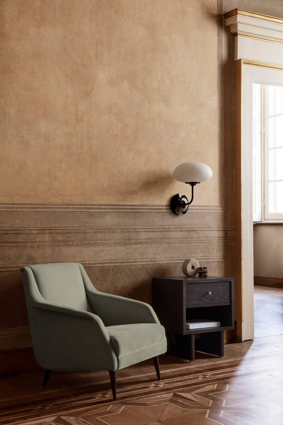 Gubi Stemlite Wall Lamp