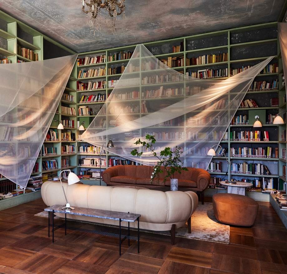 Gubi Croissant Sofa